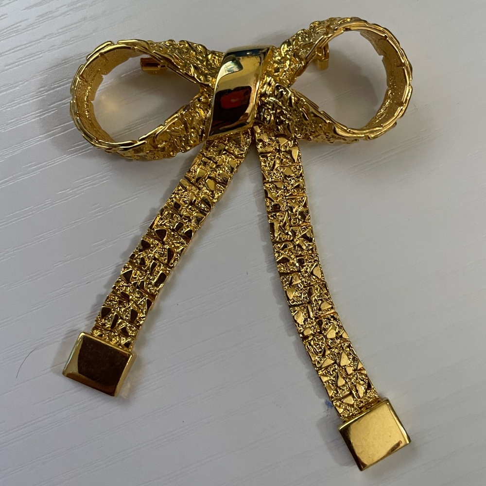 Vintage Textured Gold Tone Bow Brooch Pin Ribbon Dangles Shiny Jewelry